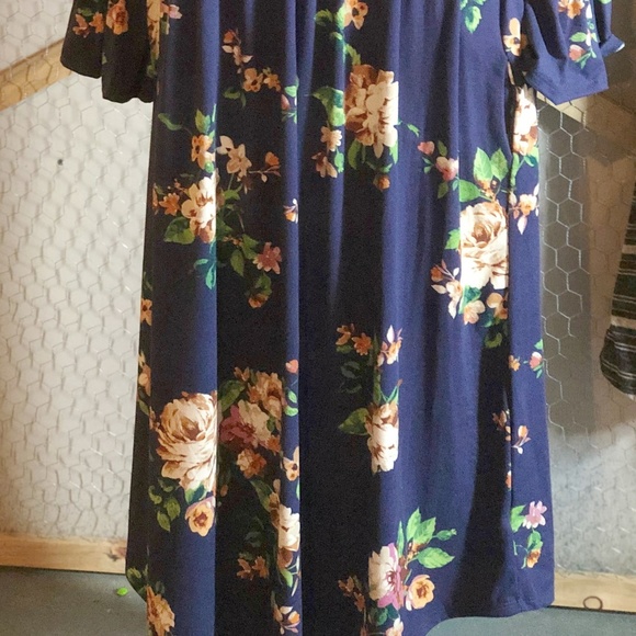 Plus Size-Relaxed fit knee length floral dress wit - Picture 3 of 3